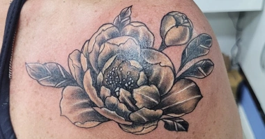 Tatuagem flor peônia por Mestre Lenk