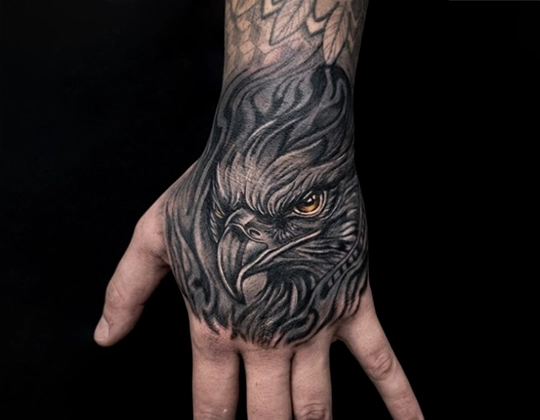 Cover up tattoo de aguia na mão por Mestre lenk 