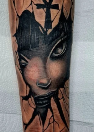 Cobertura de cicatriz com tatuagem