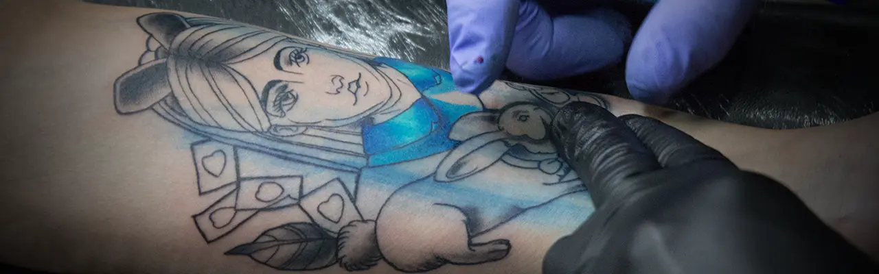 Tatuagem alice no pais das maravilhas